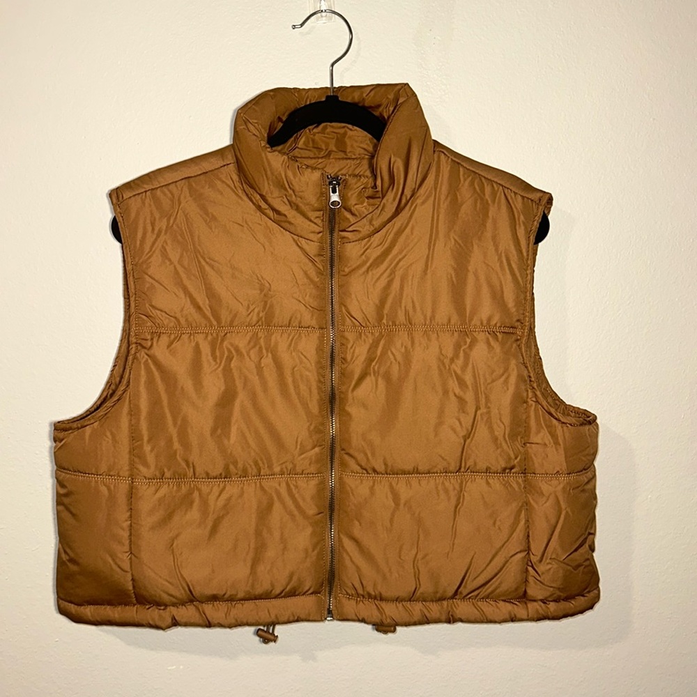 Cropped puff vest with adjustable sides